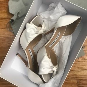 MANOLO BLAHNIK CLAUSADO BOW WHITE SATIN SHOES Rare